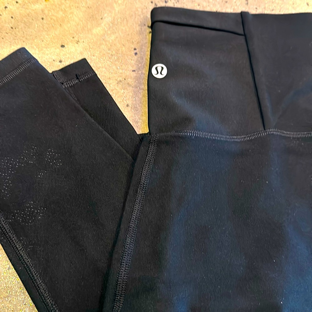 Women lululemon black stretch legging pants size 6